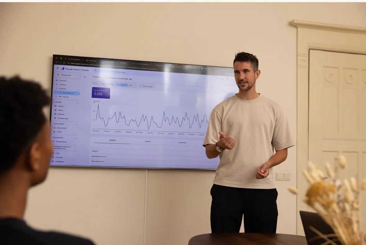 Willem Nales presenteert Search Console-data van een klant op kantoor bij FYX