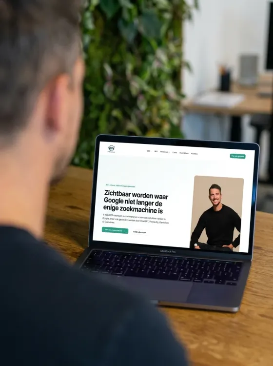 Willem Nales bekijkt zijn eigen website willemnales.nl op een MacBook