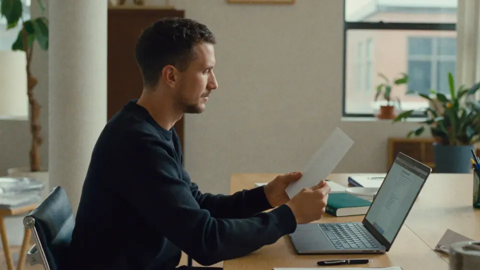 Willem Nales controleert zorgvuldig een configuratie op zijn laptop