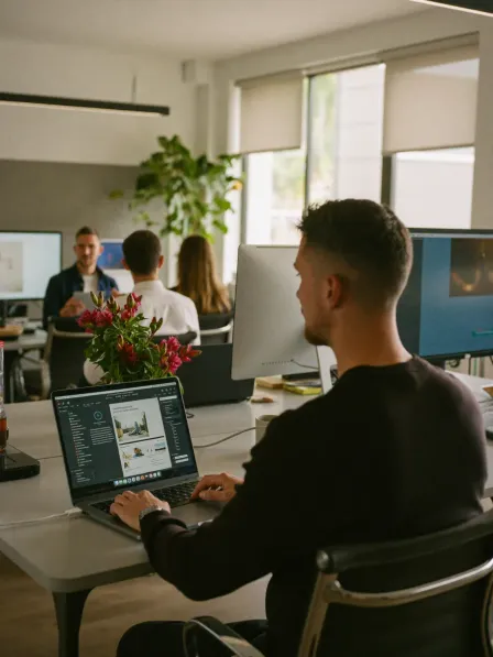 Willem Nales werkt mee in een bureauteam